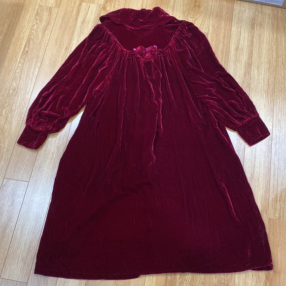 **NWOT **Vintage Silk Velvet Housecoat Handmade Flower Detail Doll Collar - Picture 13 of 17